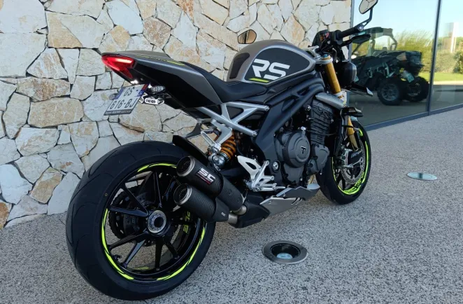 TRIUMPH TRIPLE 1200 RS .