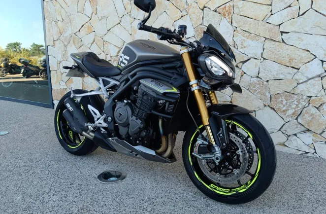 TRIUMPH TRIPLE 1200 RS .