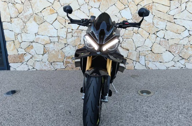 TRIUMPH TRIPLE 1200 RS .
