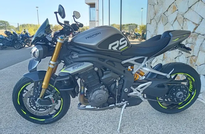 TRIUMPH TRIPLE 1200 RS .