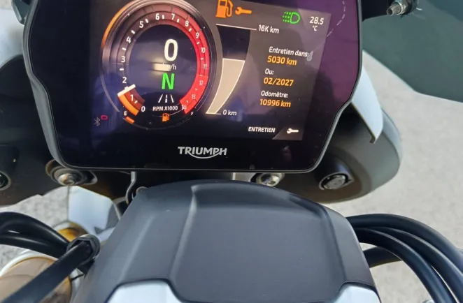 TRIUMPH TRIPLE 1200 RS .