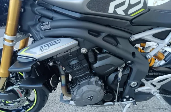 TRIUMPH TRIPLE 1200 RS .