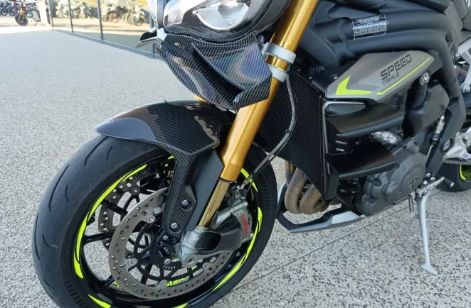 TRIUMPH TRIPLE 1200 RS .