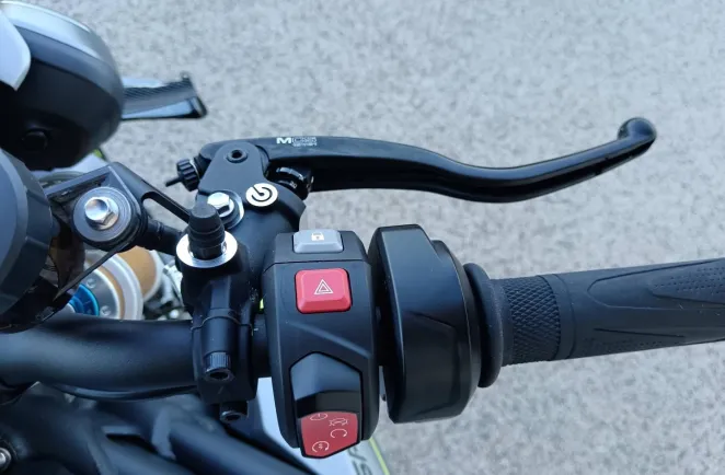 TRIUMPH TRIPLE 1200 RS .