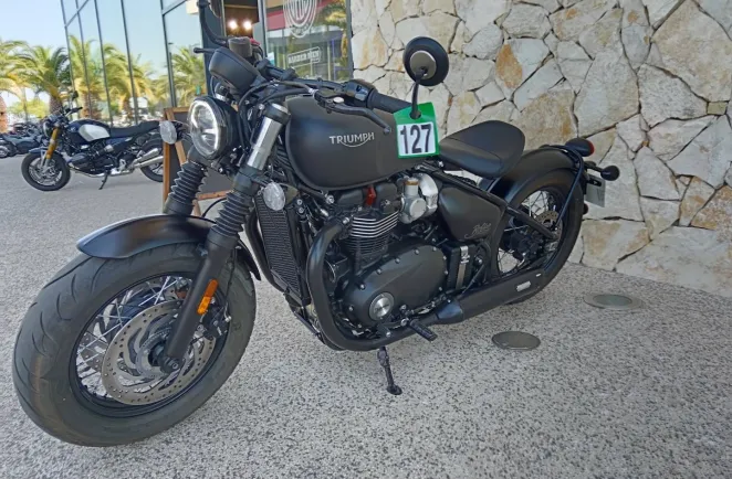 TRIUMPH Bobber 1200 Black 230 km + vince&hines