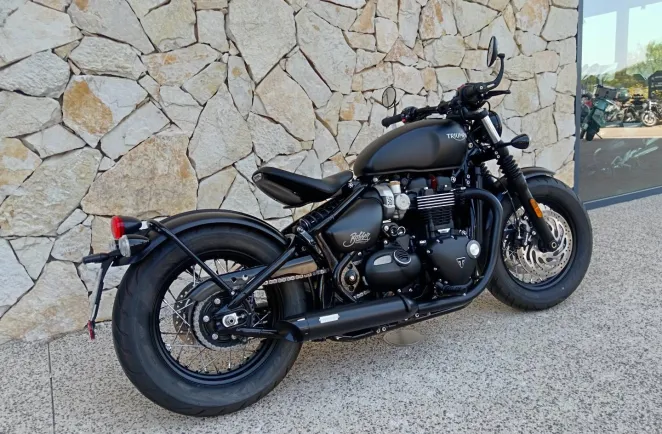 TRIUMPH Bobber 1200 Black 230 km + vince&hines