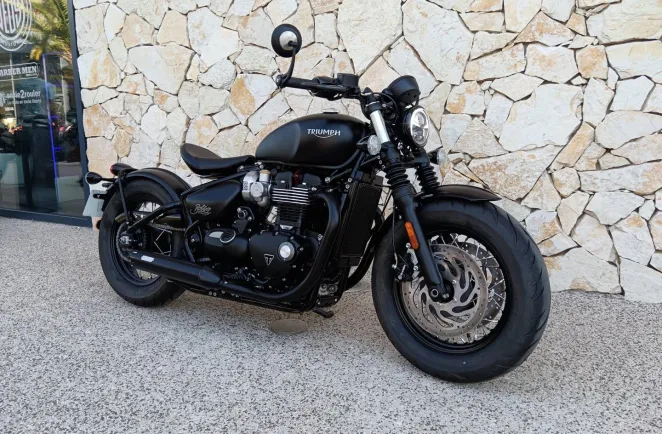 TRIUMPH Bobber 1200 Black 230 km + vince&hines