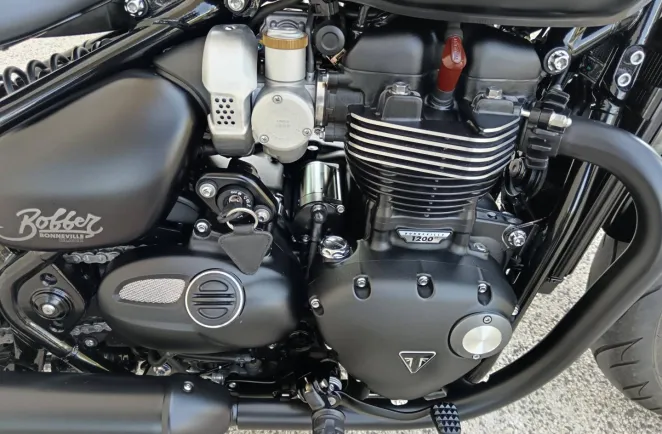 TRIUMPH Bobber 1200 Black 230 km + vince&hines
