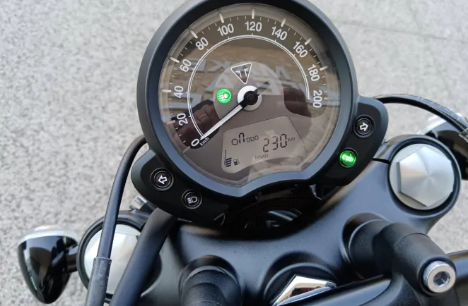 TRIUMPH Bobber 1200 Black 230 km + vince&hines