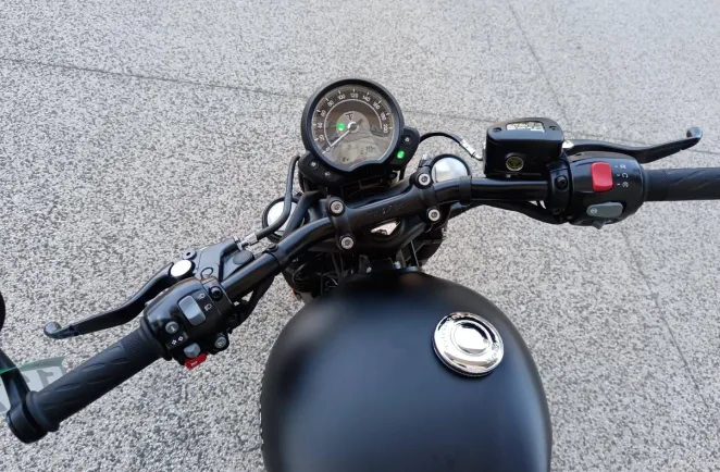 TRIUMPH Bobber 1200 Black 230 km + vince&hines
