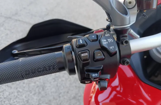 DUCATI V4 S  Travel & Radar