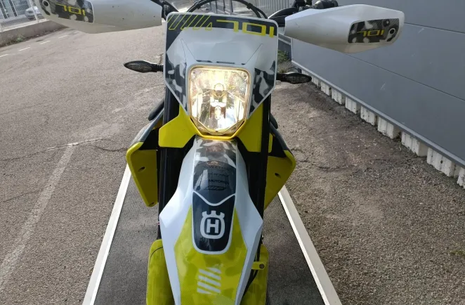 HUSQVARNA Supermoto POT AKRAPOVIC A SASIR (701 SM)