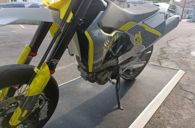 HUSQVARNA Supermoto POT AKRAPOVIC A SASIR (701 SM)