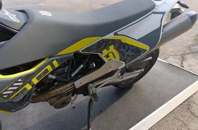 HUSQVARNA Supermoto POT AKRAPOVIC A SASIR (701 SM)