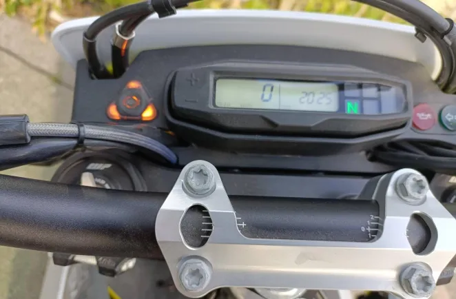 HUSQVARNA Supermoto POT AKRAPOVIC A SASIR (701 SM)