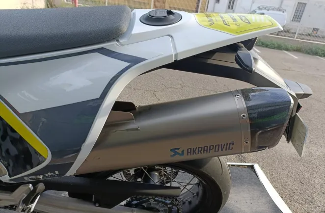 HUSQVARNA Supermoto POT AKRAPOVIC A SASIR (701 SM)