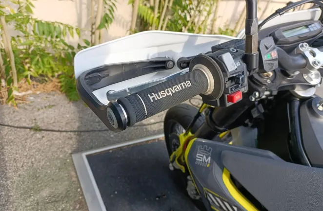 HUSQVARNA Supermoto POT AKRAPOVIC A SASIR (701 SM)