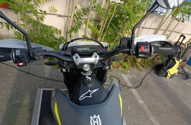 HUSQVARNA Supermoto POT AKRAPOVIC A SASIR (701 SM)