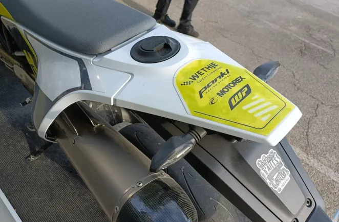 HUSQVARNA Supermoto POT AKRAPOVIC A SASIR (701 SM)
