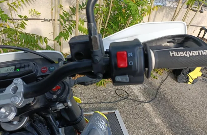 HUSQVARNA Supermoto POT AKRAPOVIC A SASIR (701 SM)