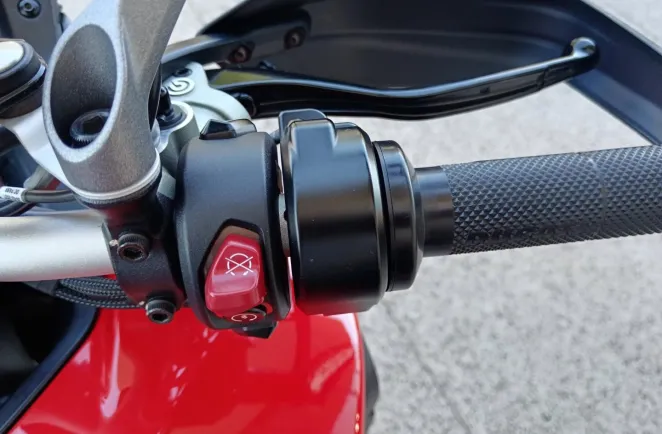 DUCATI V4 S Travel & Radar
