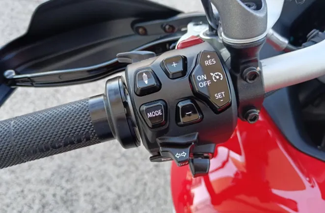 DUCATI V4 S Travel & Radar