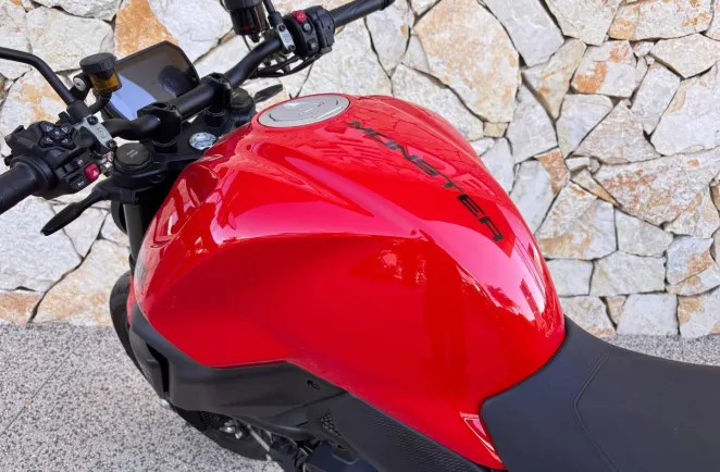 DUCATI Monster 890