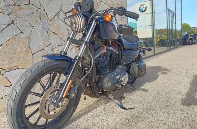 HARLEY-DAVIDSON 883 Iron