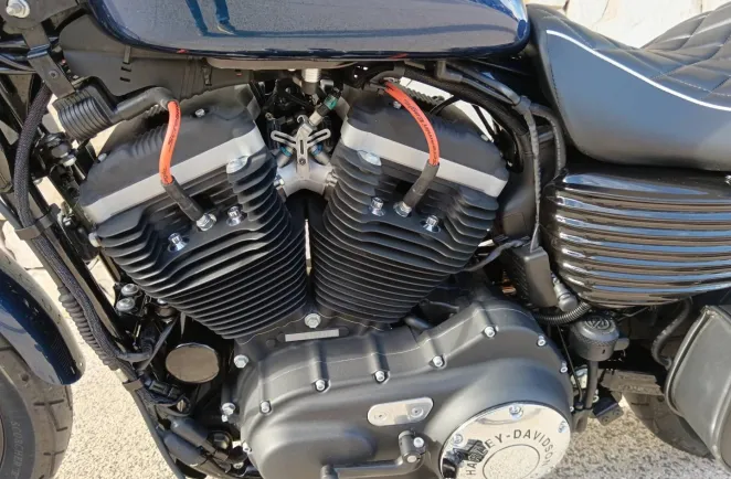 HARLEY-DAVIDSON 883 Iron