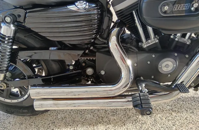 HARLEY-DAVIDSON 883 Iron