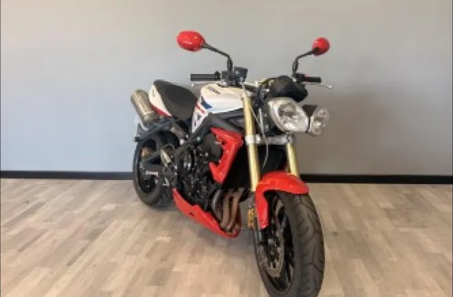 TRIUMPH TRIPLE 675 .
