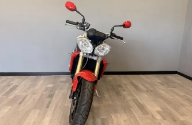 TRIUMPH TRIPLE 675 .