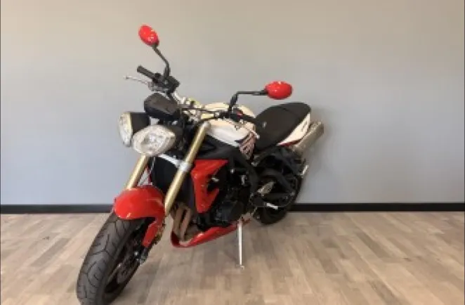 TRIUMPH TRIPLE 675 .