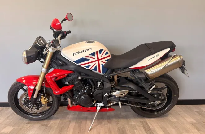 TRIUMPH TRIPLE 675 .