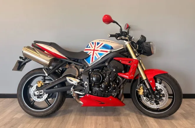 TRIUMPH TRIPLE 675 .