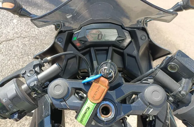 KAWASAKI 125 GAR 13/06/2030 POT,BULLE,CAPEAU DE SELLE A SAISIR