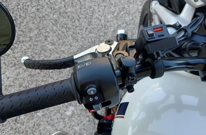 TRIUMPH 900 ABS beaucoup options