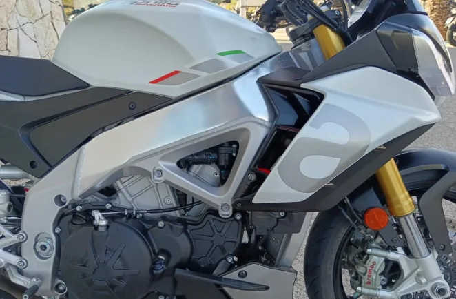 APRILIA 1100 V4 Euro 5 175cv 1er main