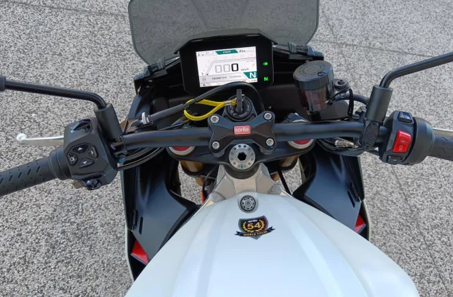 APRILIA 1100 V4 Euro 5 175cv 1er main
