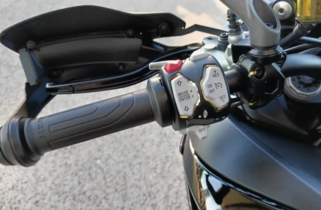 DUCATI V2 S Travel