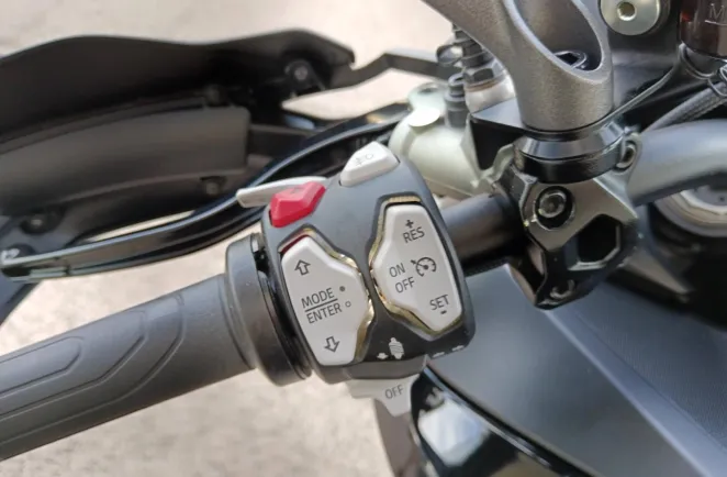 DUCATI V2 S Travel