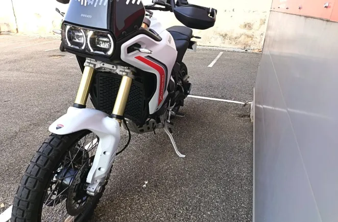 DUCATI V2 890 1ére main