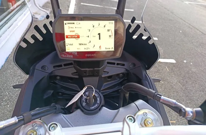 DUCATI V2 890 1ére main