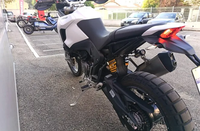 DUCATI V2 890 1ére main