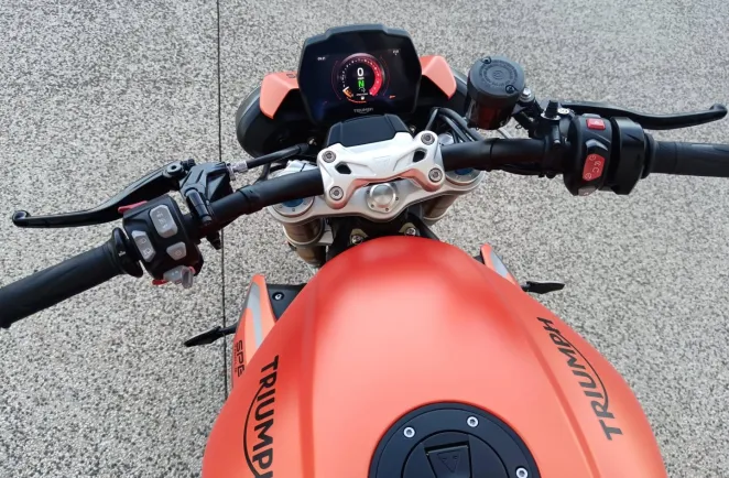 TRIUMPH 1200 RS + pot  SC project