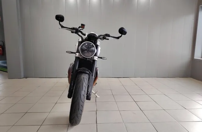 TRIUMPH 1200 1er main revisee