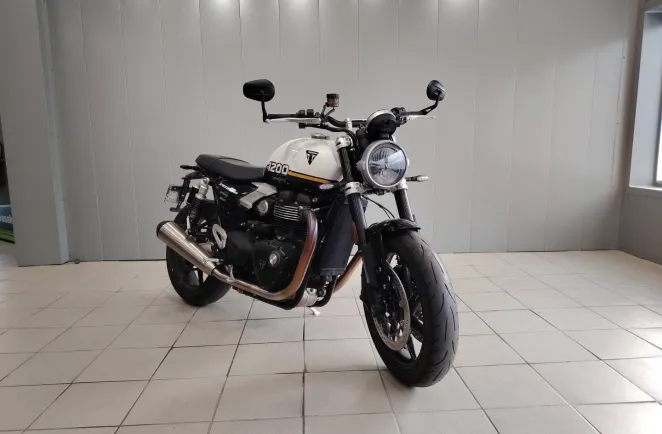 TRIUMPH 1200 1er main revisee