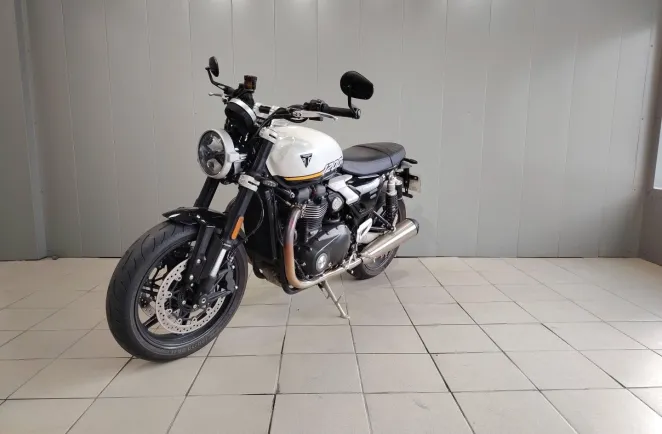 TRIUMPH 1200 1er main revisee