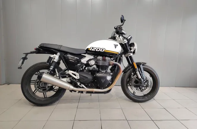 TRIUMPH 1200 1er main revisee