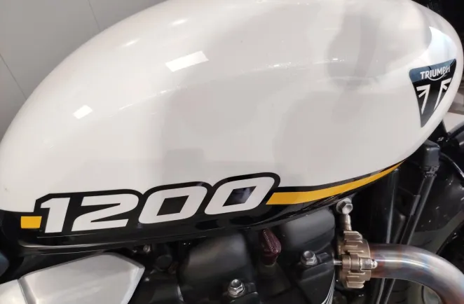 TRIUMPH 1200 1er main revisee